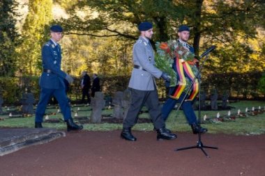 Kommandeur Fliegerhorstgruppe TaktLwG 33, Oberstleutnant Ingo Schöppler, bei der Kranzniederlegung. 