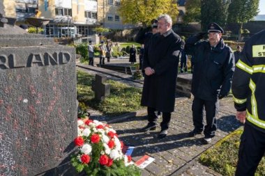 Stadtbürgermeister Walter Schmitz gedenkt den Opfern von Krieg und Gewalt auf dem Cochemer Friedhof.