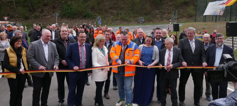 Feierliche Eröffnung der neuen K 18 - Stadtwaldlinie mit Staatssekretär Becht und Vertretern des Landkreises sowie dem LBM.