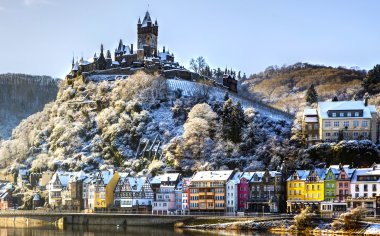Blick auf Cochem und die Reichsburg im Schnee.