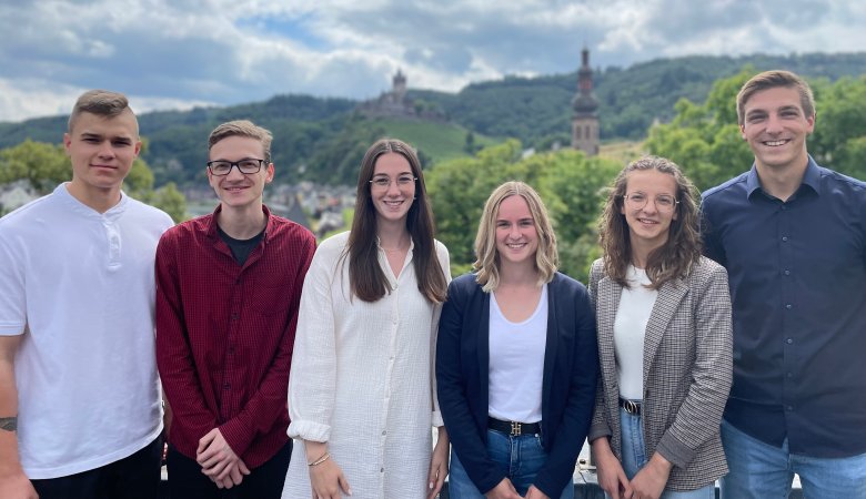 Diesjährige Absolvent:innen: v.l. Justin Krawczyk, Joel Theisen, Lena Freisberger, Lisa Dimmig, Sara Hilger, Tobias Schlicht
