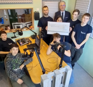 Feierliche Übergabe im Aufnahmestudio des Schulradios RSC40 durch Raiffeisenbank MEHR eG-Vorstandsmitglied Thomas Welter