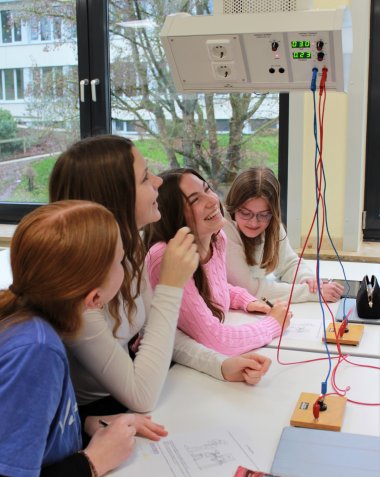 Schüler:innen beim Erkunden der neuen NaWi-Räume.