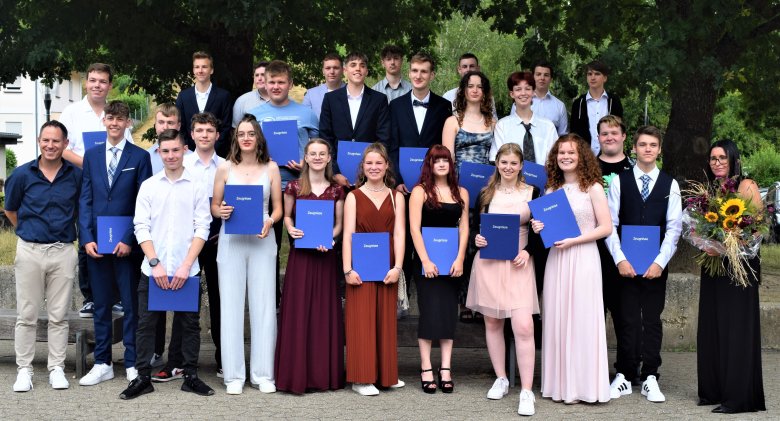 Gruppenbild der diesjährigen Absolvent:innen der 10. Klasse der Realschule plus Treis-Karden Gruppenbild der diesjährigen Absolvent:innen der 10. Klasse der Realschule plus Treis-Karden