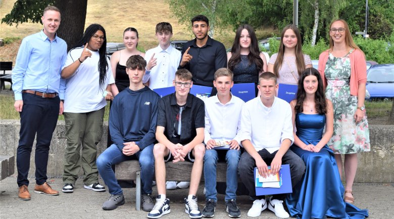 Gruppenbild der diesjährigen Absolvent:innen der 9. Klasse der Realschule plus Treis-Karden