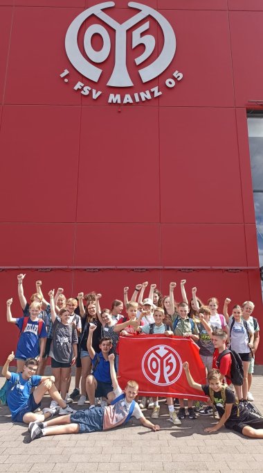 Schüler vor der MEWA-Arena in Mainz