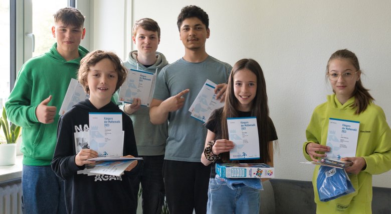 Die erfolgreichen Teilnehmerinnen und Teilnehmer des Känguru Wettbewerbs der Realschule plus Cochem präsentieren stolz ihre Urkunden und Preise. 
