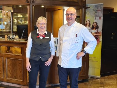 Mit Spaß bei der Arbeit: Agnes Höfner und Oliver Bell im Schloß-Hotel Petry   