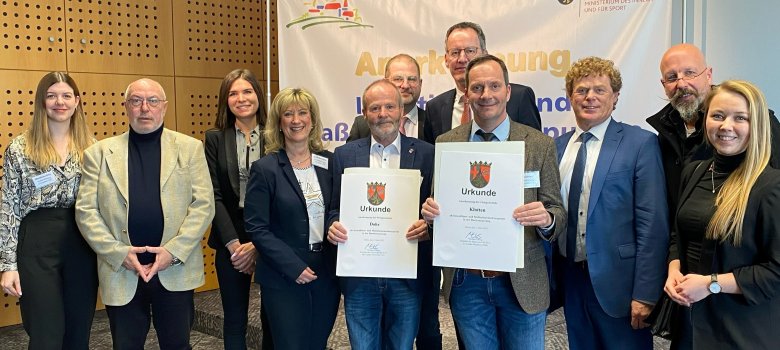 Gruppenbild bei der Anerkennung Schwerpunktgemeinden Dohr und Klotten