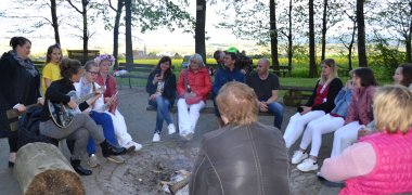 Bei ukrainischem und kurdischem Tanz und Gesang rund um das Lagerfeuer herrschte eine ausgelassene und heitere Stimmung unter allen Gästen. 