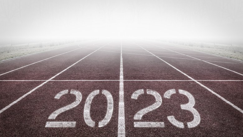 Laufbahn mit Zahl 2023.