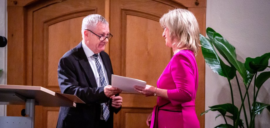 Übergabe der Ernennungsurkunde an die neu vereidigte designierte Landrätin Anke Beilstein.