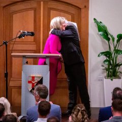 Umarmung der designierten Landrätin Anke Beilstein und Landrat Manfred Schnur.