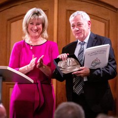 Übergabe der Bronze Plakette von Anke Beilstein an Herrn Manfred Schnur.