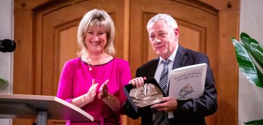 Übergabe der Bronze Plakette von Anke Beilstein an Herrn Manfred Schnur. Übergabe der Bronze Plakette von Anke Beilstein an Herrn Manfred Schnur.