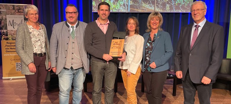 Verleihung moselhelden2023, v.l. Stefanie Vornhecke, Andy Becht, Preisträger Markus Busch, Kita-Leiterin Sabine Dörnfeld,, Anke Beilstein, Alois Hansen