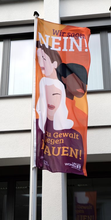 Fahne mit Wortlaut: „Wir sagen Nein zu Gewalt an Frauen!“ als Zeichen der Solidarität mit Frauen aus dem Landkreis, die Opfer von Gewalt