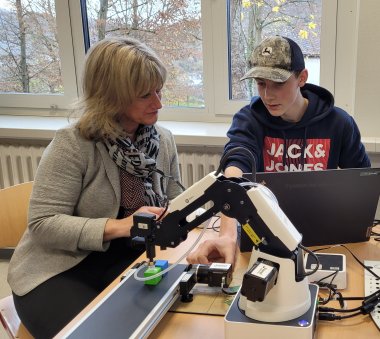 Die Landrätin Anke Beilstein bestaunt die Arbeiten mit den Roboterarmen im Computerlabor.