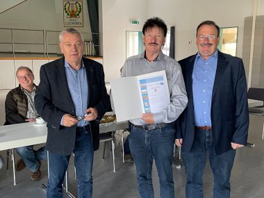 Urkundenübergabe durch Herrn Schnur an Herrn Welter bei der Abschlussveranstaltung ZCD in Lutzerath