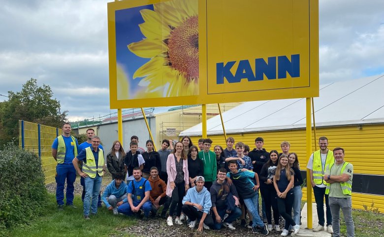 Betriebsbesichtigung der Realschule plus Vulkaneifel bei der Firma Kann GmbH Baustoffwerke in Ulmen