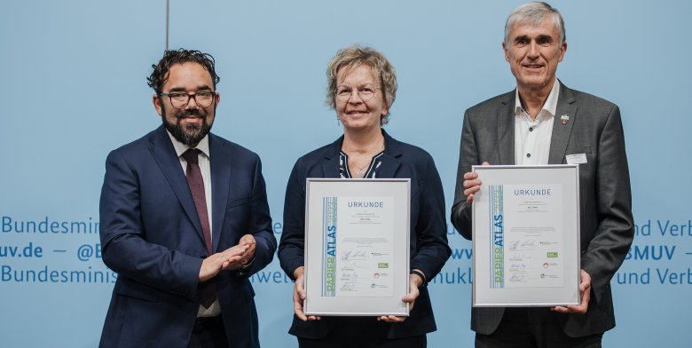 Links im Bild ist Christian Kühn, Parlamentarischer Staatssekretär im BMUV. Ebenfalls rechts im Bild ist Thomas Vizl, Stellvertretender Landrat des Landkreises Schweinfurt (2. Platz). 