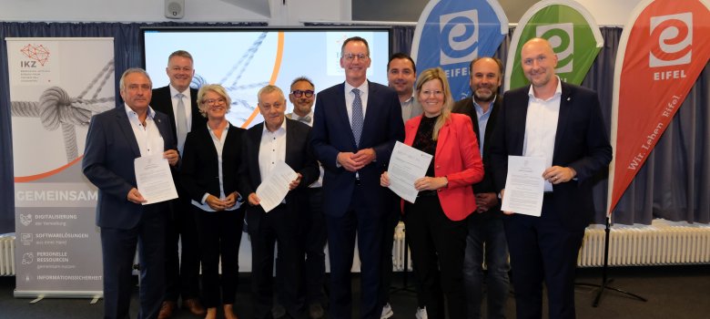 Förderbescheidübergabe im Rahmen der IKZ von Innenminister Ebling an Landrätin Gieseking. 