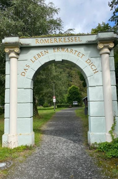 Deutschlands einzigartiger Landschaftstherapeutische Park Römerkessel mit seinen sieben Themengärten in Bad Bertrich