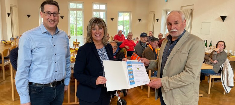 Übergabe der Urkunde an die Ortsgemeinde Mittelstrimmig mit dem Bürgermeister Hoffmann, Landrätin Beilstein und Ortsbürgermeister Jakobs.