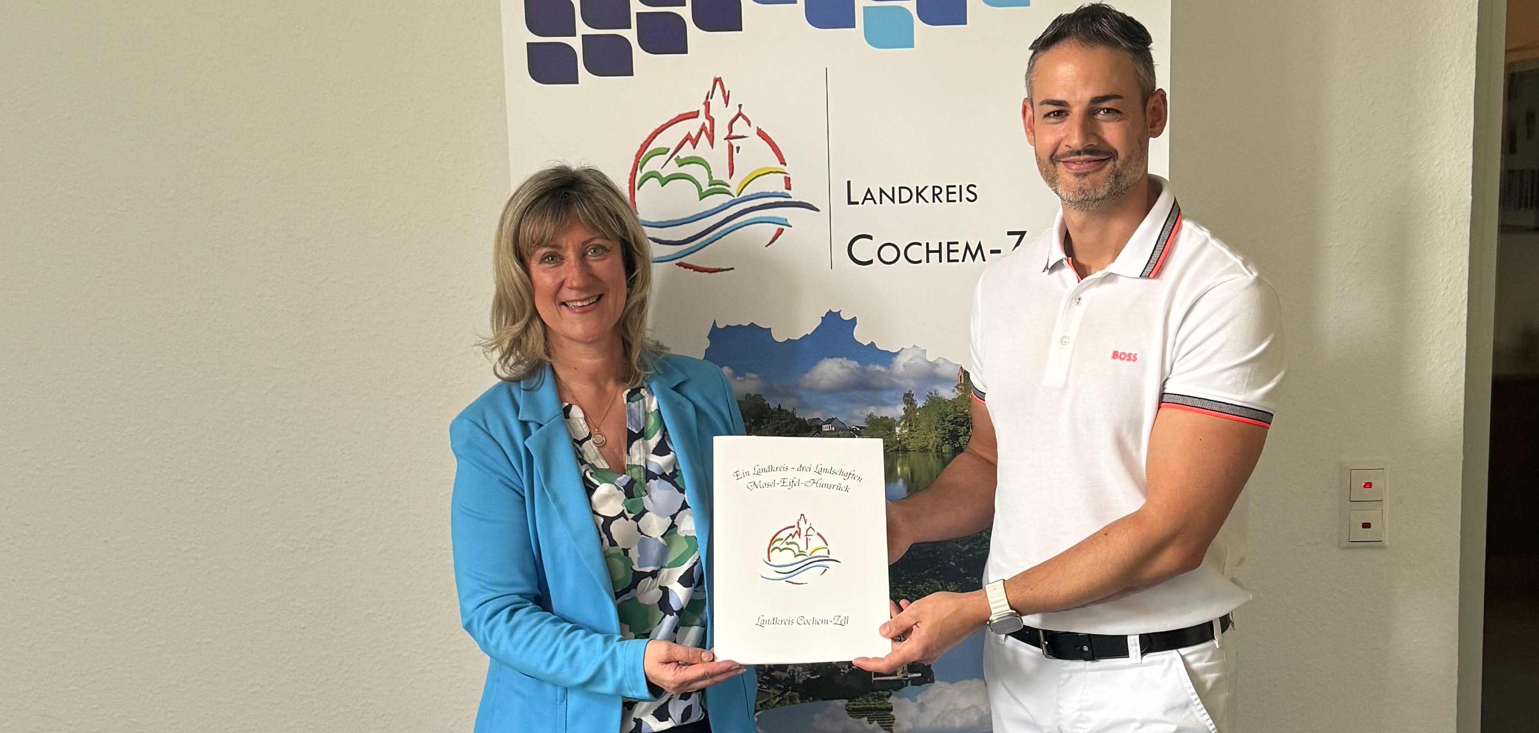 Landrätin ernennt neuen Leitenden Notarzt - das Bild zeigt Landrätin Beilstein mit Herrn Jamil Amin