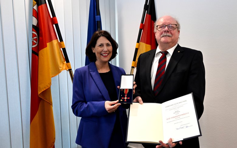 Schmitt überreicht Verdienstkreuz am Bande des Verdienstordens der Bundesrepublik Deutschland an Rolf Haxel