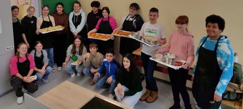 Stolz präsentieren die jungen Köchinnen und Köche der Realschule plus Cochem ihre Gerichte.
