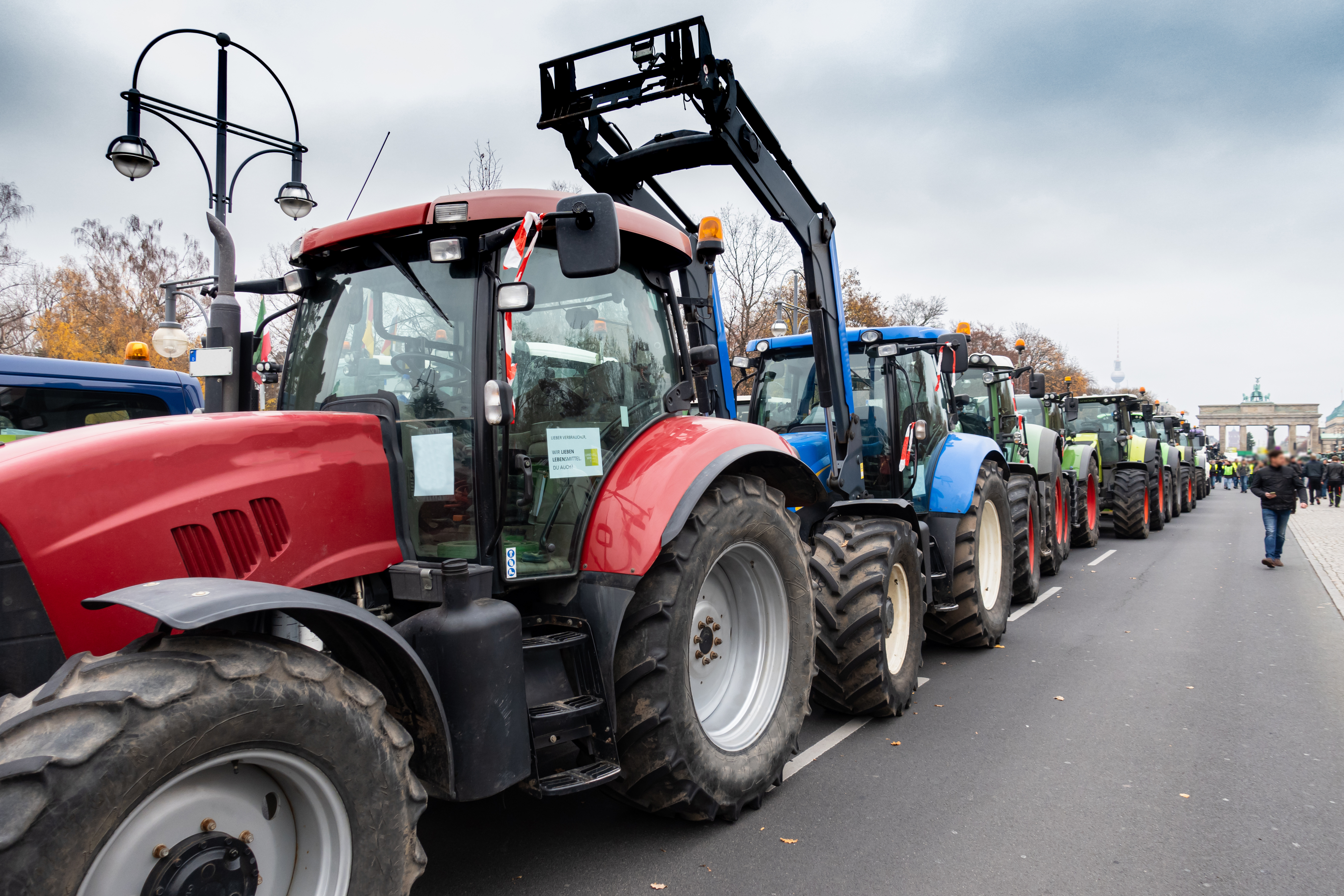Landwirte demonstrieren mit Traktoren