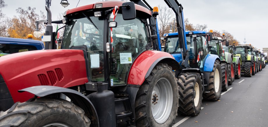 Landwirte demonstrieren mit Traktoren