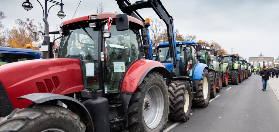 Landwirte demonstrieren mit Traktoren