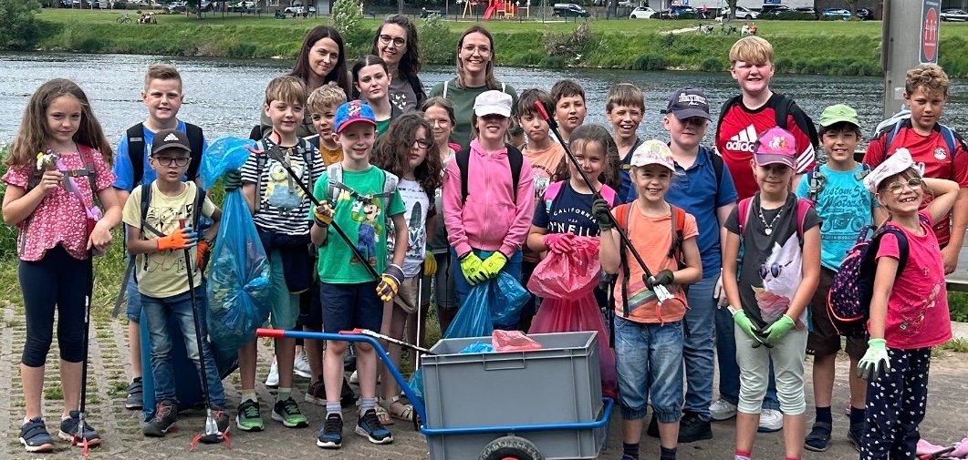 Gruppenbild der Kinder beim Aktionstag mit dem Clean-River-Project e. V.