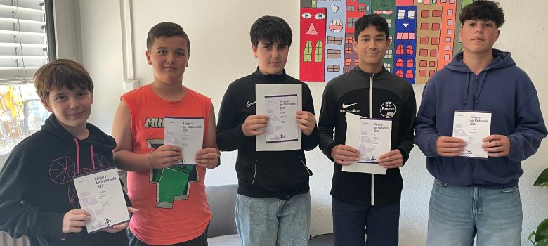 Erfolgreiche Teilnehmer des Känguru Wettbewerbs der Realschule plus Cochem präsentieren stolz ihre Urkunden.