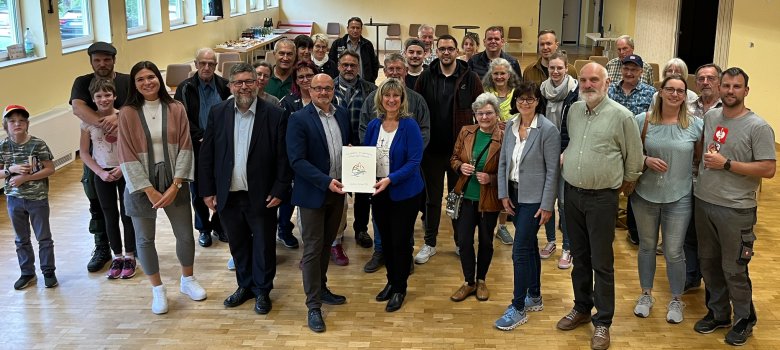 Gemeinsames Abschlussbild der Teilnehmenden an der Abschlussfeier des "Zukunfts-Check Dorf" in Moselkern