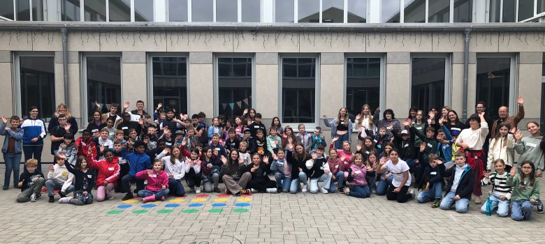 Gruppenbild mit den neuen Fünftklässler der FOS Kaisersesch vor der Schule.