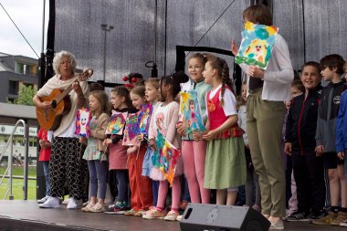 Chor auf der Bühne beim Mosaik der Kulturen 2024