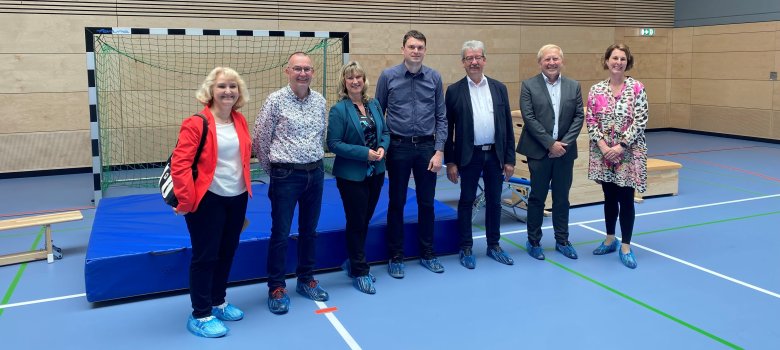 Foto Übergabe der sanierten Turnhalle RS+ Ulmen