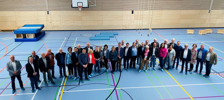 Gruppenbild Übergabe der sanierten Turnhalle RS+ Ulmen mit allen Gästen