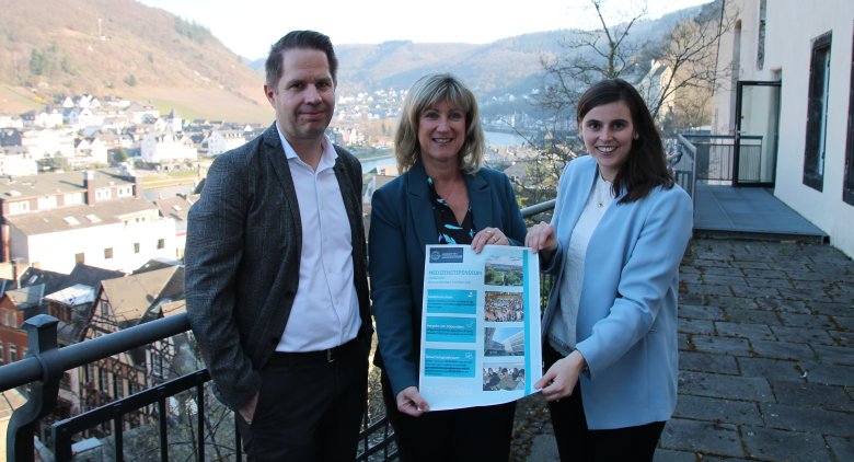 Vorstellung Flyer Medizinstipendien mit Werkleiter Dirk Barbye, Landrätin Anke Beilstein und Julia Mülller