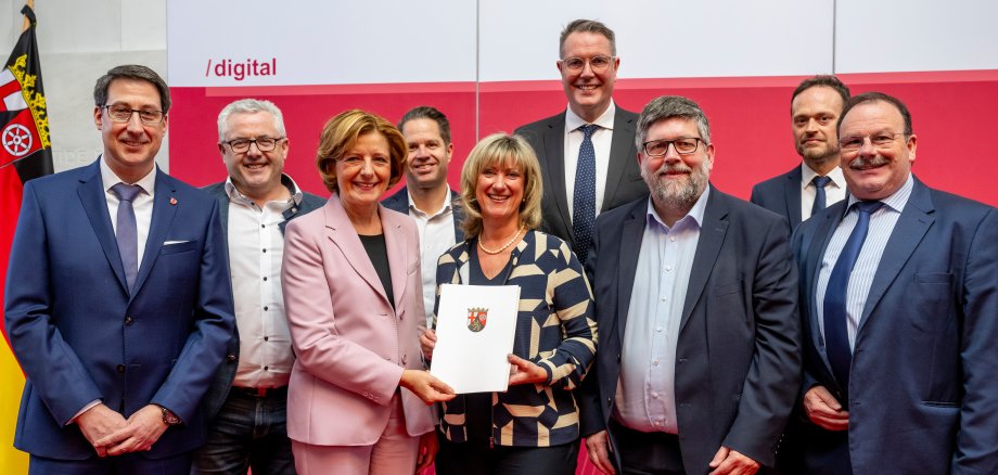 Ministerpräsidentin Malu Dreyer und Digitalisierungsminister Alexander Schweitzer übergaben Landesförderbescheide an die Landrätin Landkreises Cochem-Zell. Mit dabei Vertreter der Verbandsgemeinden sowie der Verwaltung