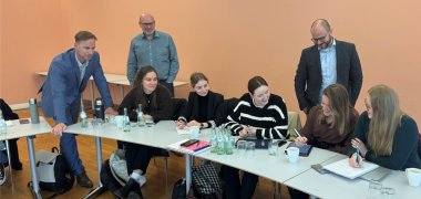 Michael Kaspers von der Kreisverwaltung sowie die Dozierenden Frank Lenz und Frank Regnier unterstützen die Studierenden bei der Entwicklung konzeptioneller Herangehensweisen und Handlungsmöglichkeiten im Bereich der Digitalisierung.