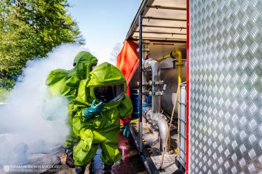 Arbeiten am Container „Gefahrstoff“ des Rhein-Hunsrückkreises