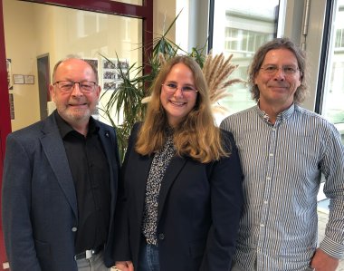 Maureen Weber beendet erfolgreich ihren Vorbereitungsdienst. v.l. Schulleiter Hans-Jürgen Schmitz, Maureen Weber, Personalratsvorsitzender Andreas Heinrich