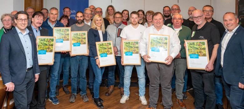 Gruppenbild Landkreis Cochem-Zell Preisverleihung Westenergie Klimaschutzpreis - Kommunalmanager Thomas Hau von Westenergie (rechts) und Hans-Joachim Mons, Erste Kreisbeigeordneter des Landkreises Cochem-Zell (11. v. l.), sowie Vertreterinnen und Vertreter der Kommunen freuen sich gemeinsam über das besondere Engagement der einzelnen Initiativen und die Auszeichnung zum Westenergie Klimaschutzpreis. (Foto: Westenergie, Rolf Lorig)