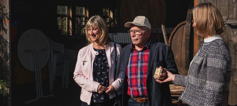 Verleihung des Würdetäfelchens, Bild zeigt Frau Beilstein, Herr Ostermann, Frau Rass