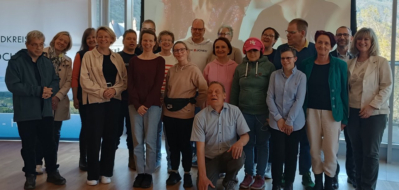 Gruppenbild der beteiligten Künstler*innen zur Ausstellungseröffnung "Unbehindert kreativ"