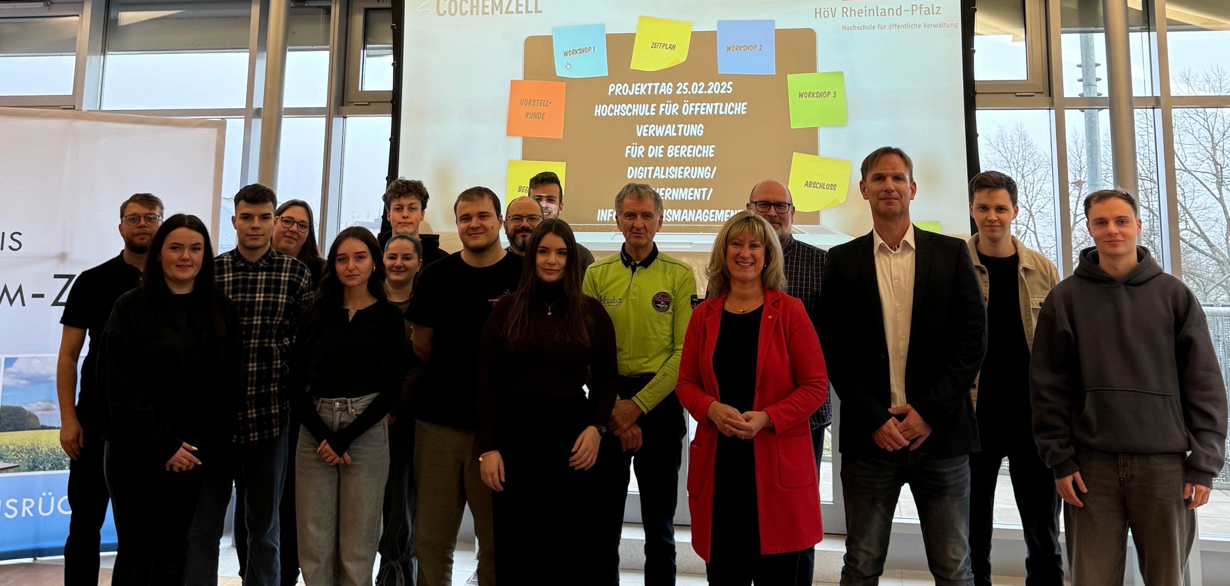 Die Gruppe Studierender mit Landrätin Anke Beilstein, Michael Kaspers und Hermann Diederichs von der Kreisverwaltung sowie Frank Lenz und Frank Regnier von der Hochschule